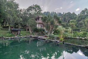 Outdoor pool - Lingga Garden House (Cisarua)