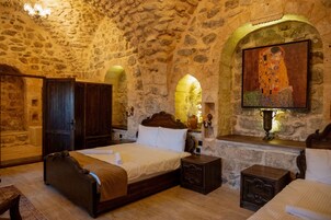 家庭房, 阳台, 花园景观 | 免费 WiFi、床单