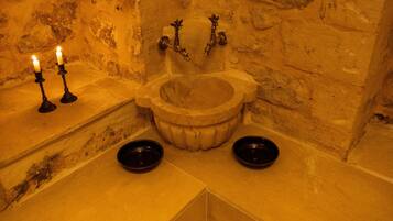 Regadera, secadora de cabello, toallas, jabón