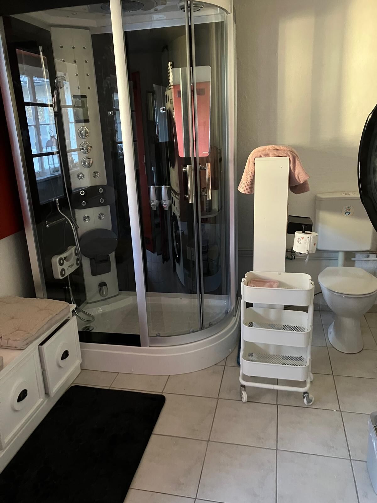 Dutxa, assecador de cabells, bidet i tovalloles 