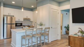 Kühlschrank, Mikrowelle, Herdplatte, Geschirrspüler