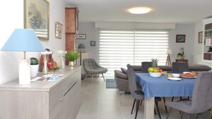 A dining area with a table set for breakfast, featuring a bowl of fruit and croissants. - Ty Kerihuel - Luxury flat on the port in Etel (Etel)