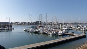 A marina with multiple boats docked at wooden piers. - Ty Kerihuel - Luxury flat on the port in Etel (Etel)