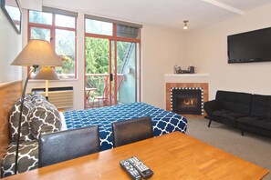 Internet, bed sheets - Village Studio at Alpenglow. Steps away from everything.<br>Pool and hot tub (Whistler)