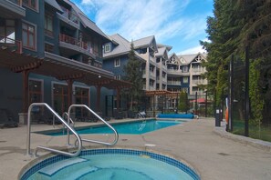 A heated pool - Village Studio at Alpenglow. Steps away from everything.<br>Pool and hot tub (Whistler)