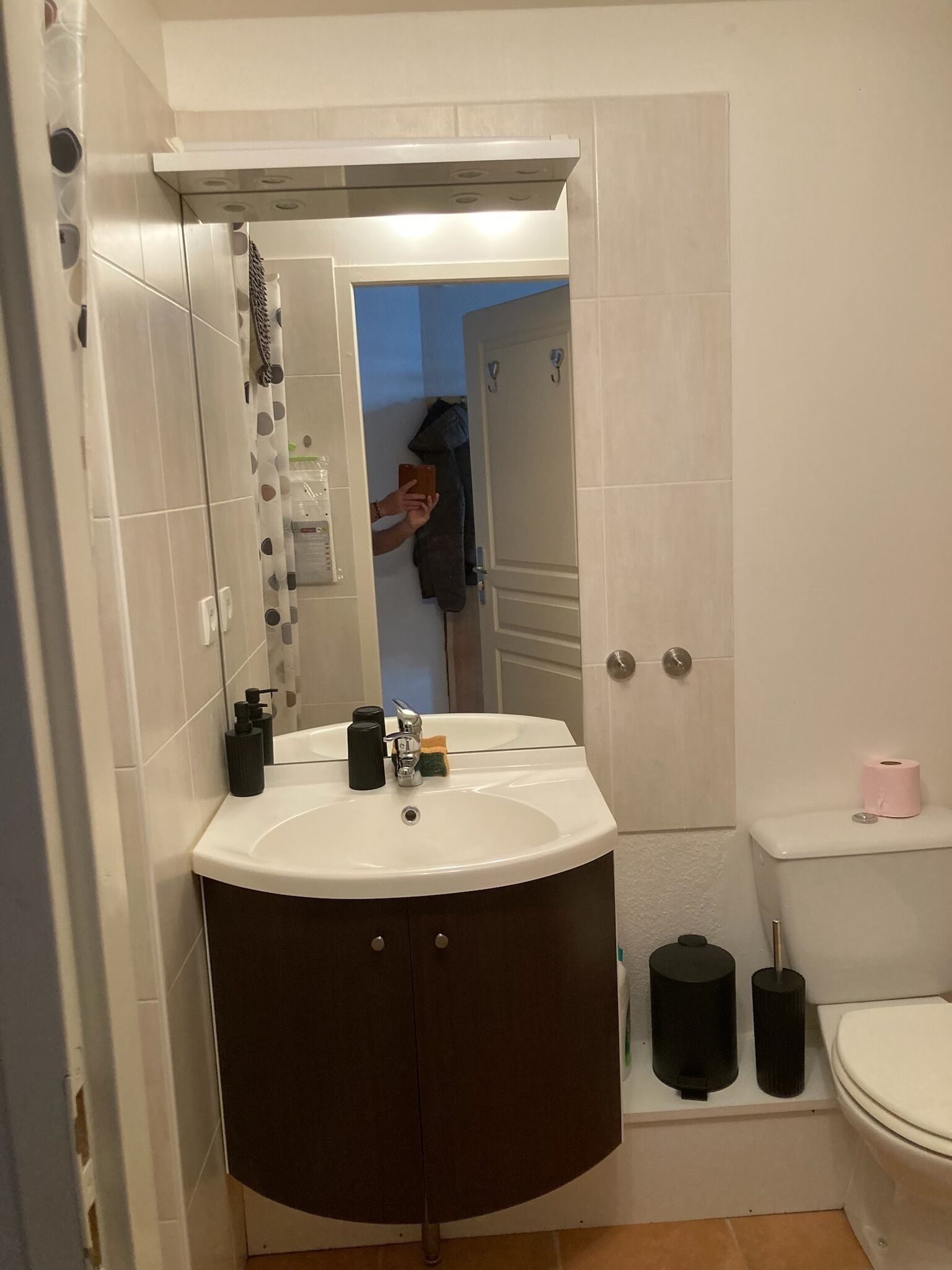 Een douche, een haardroger, handdoeken, toiletpapier