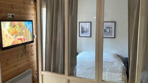 1 soverom, strykejern/-brett, reiseseng for barn og wi-fi (inkludert)