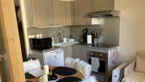 Kaffetrakter/tekoker, kjøleskap, mikrobølgeovn og ovn