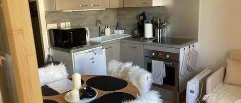 Refrigerador, microondas, horno y parrilla de estufa