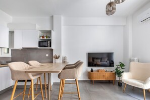 Basic-Apartment, 2 Schlafzimmer, Küche, Stadtblick | Esszimmer