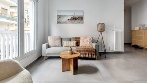 Leilighet – basic, 2 soverom, kjøkken, byutsikt | Oppholdsområde | En 55-tommers smart-TV med kabel-kanaler samt strømmetjenester
