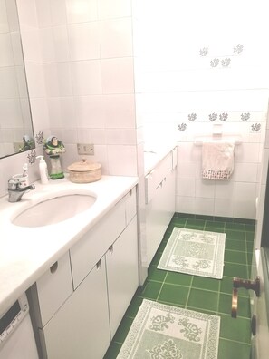 Dusche, Haartrockner, Bidet, Handtücher