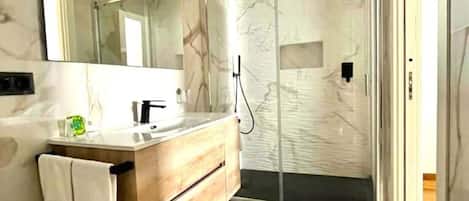 Secadora de cabello, toallas, papel de baño