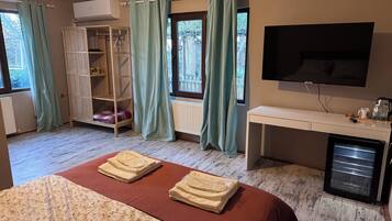 Habitación estándar, balcón, vista al jardín | Sábanas de algodón egipcio, ropa de cama de alta calidad y minibar