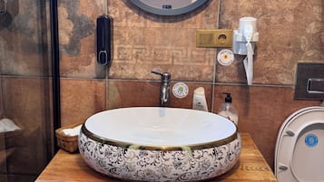 Standard Room, Balcony, Garden View | Bathroom | Shower, hair dryer, slippers, towels