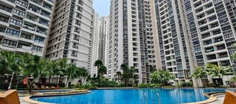 5 mins to CIQ and the city center, next to the beach and shopping center