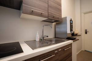 Minijääkaappi, mikroaaltouuni