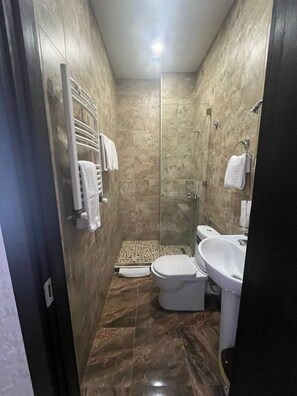 Douche, sèche-cheveux, serviettes fournies, savon