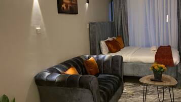 Deluxe-studiolejlighed - byudsigt | Opholdsområde | 32-tommers smart-tv med digitale kanaler