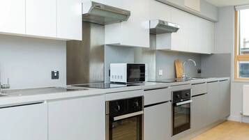 Apartment, 4 Bedrooms, Non Smoking | Private kitchen
