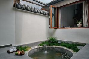 Secador de pelo, toallas, jabón, shampoo