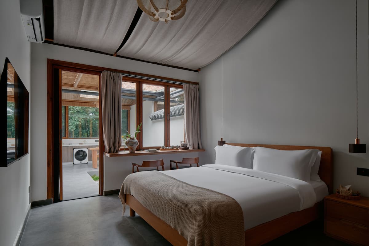 Signature Twin Room | Desk, free WiFi, bed sheets