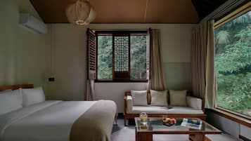 Habitación triple económica, vista a la colina | Escritorio, wifi gratis y ropa de cama