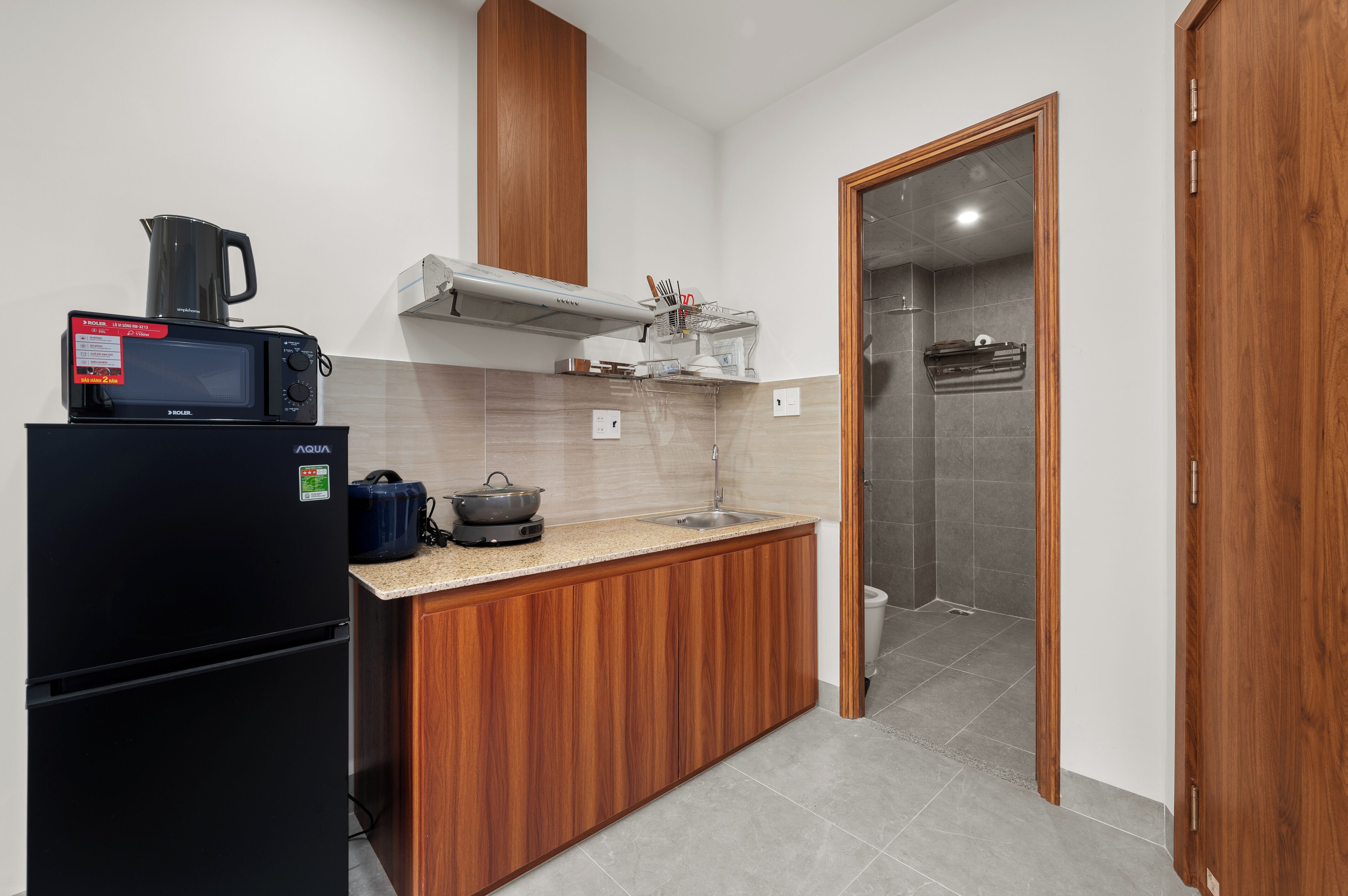 Fridge, microwave, stovetop, cookware/dishes/utensils