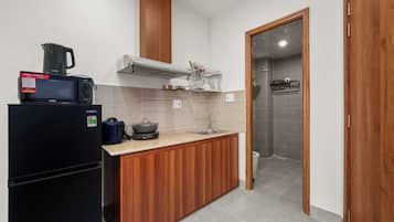 Réfrigérateur, micro-ondes, plaque de cuisson