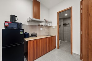 Jääkaappi, mikroaaltouuni, liesi, keittoastiat/astiat/ruokailuvälineet