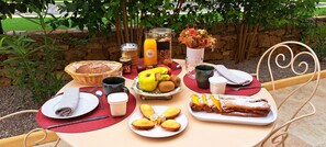 Free daily continental breakfast - Le MAS CLEMENTINE (Puisserguier)