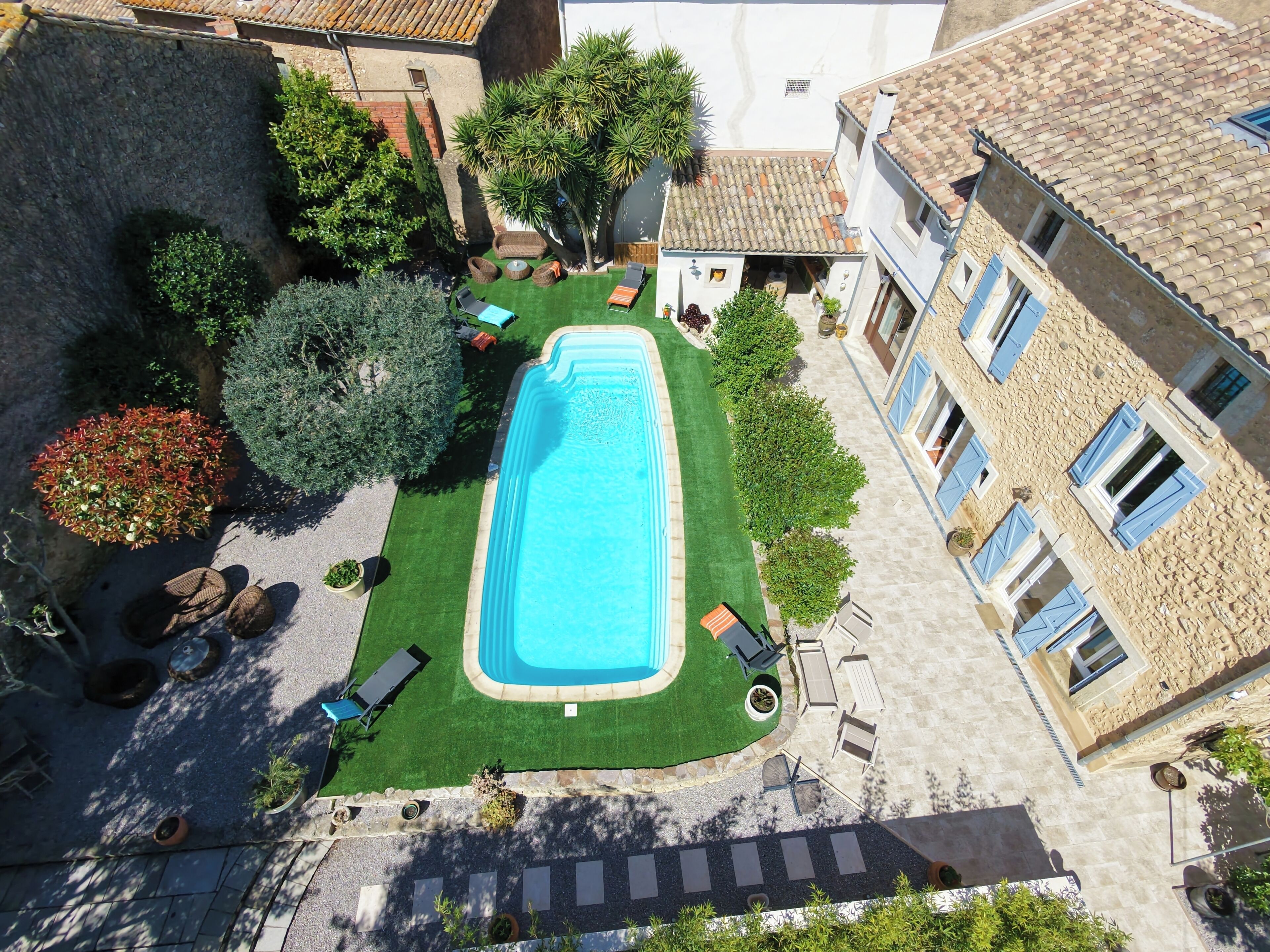 Una piscina al aire libre de temporada
