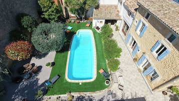 Una piscina al aire libre de temporada
