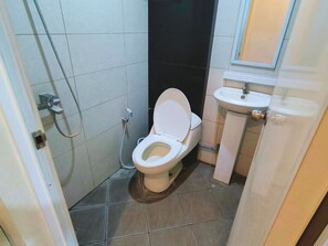 Superior Double Room | Bathroom - Hotel Karunia PKPRI (Purwodadi)