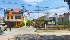 A hotel with a red roof and a sign that reads "HOTEL KARUNIHU". - Hotel Karunia PKPRI (Purwodadi)