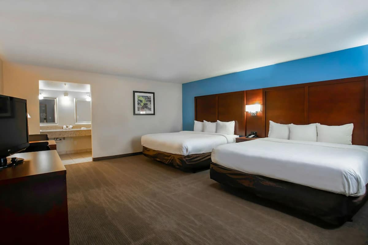 Standard Double Room | Desk, laptop workspace, iron/ironing board, WiFi (free)