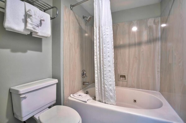 Deluxe Quadruple Room | Bathroom | Combined shower/tub, hair dryer, soap, shampoo - Stagecoach Inn (Willcox)