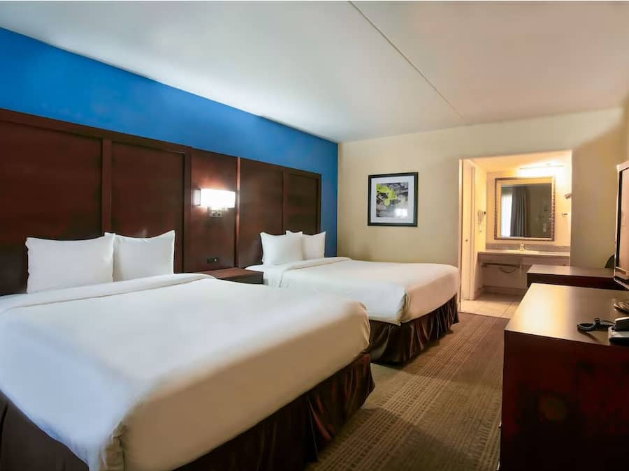 Escritorio y espacio para trabajar con laptop