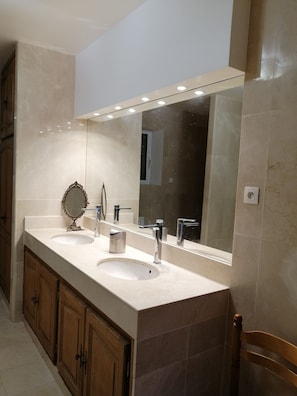 Douche, serviettes fournies, savon