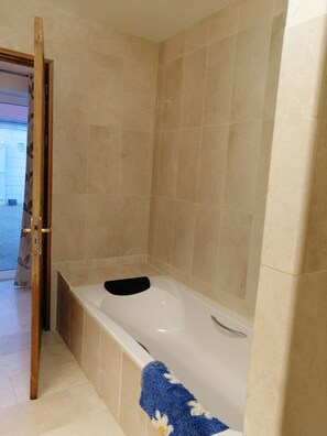 Regadera, toallas, jabón 