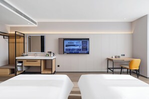 Dobbeltrom – classic, byutsikt | Skrivebord, skrivebord for bærbar PC, wi-fi (inkludert) og sengetøy