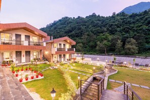 Luxury-Ferienhaus, Flussblick | Hochwertige Bettwaren, Verdunkelungsvorhänge, Zustellbetten
