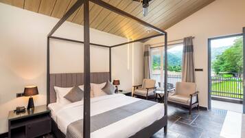 River Front luxury cottage with balcony | Premium bedding, blackout drapes, rollaway beds, free WiFi