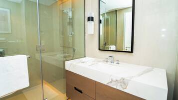 Shower, hair dryer, bidet, towels