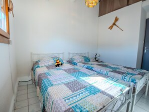 2 bedrooms, desk, internet