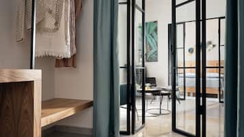 Standard Apartment | 2 bedrooms, in-room safe, blackout curtains, travel cot