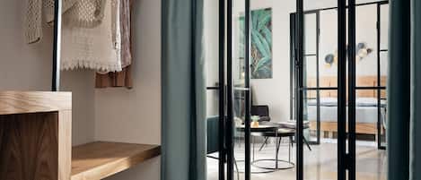 Lägenhet Standard | Värdeförvaringsskåp på rummet, mörkläggningsgardiner och resesäng