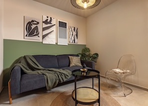 Apartamento de diseño | Zona de estar | Smart TV de 32 pulgadas con canales por cable, Netflix