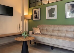 Apartamento básico | Zona de estar | Smart TV de 32 pulgadas con canales por cable, Netflix