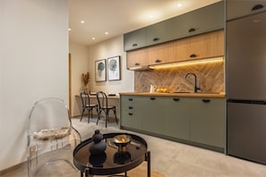 Apartamento de diseño | Cocina privada | Placa de cocina, trona infantil y utensilios de cocina